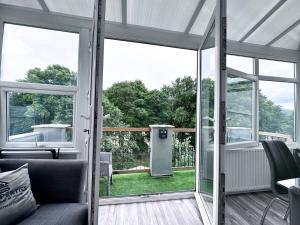Sleek Skyward Serenity 2bed W Pool Table - Ystrad的休息区