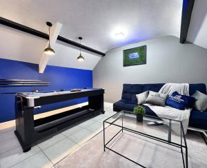 Sleek Skyward Serenity 2bed W Pool Table - Ystrad的休息区