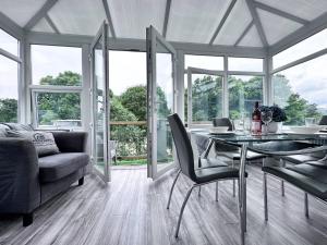 Sleek Skyward Serenity 2bed W Pool Table - Ystrad的休息区