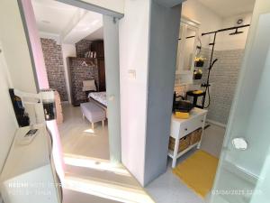 Blick auf ein kleines Zimmer mit einem Schlafzimmer in der Unterkunft Apartma REA Izola, pergola & terassa, parking in Izola
