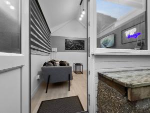 ein Wohnzimmer mit einer Couch und einem Fenster in der Unterkunft Private Spa Apartment In Maerdy Hot Tub & Sauna in Maerdy