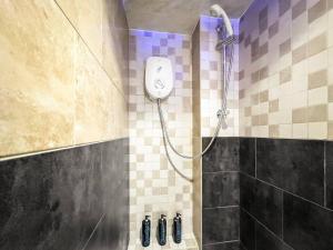 eine Dusche mit Duschkopf in einem Badezimmer in der Unterkunft Private Spa Apartment In Maerdy Hot Tub & Sauna in Maerdy + 25 Fotos