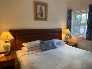 Postel nebo postele na pokoji v ubytování Noel Arms - "A Bespoke Hotel" + 37 fotografií