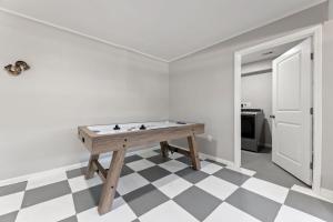 Nhà bếp/bếp nhỏ tại Villa for 50 ppl-Heated Pool & Private Cinema
