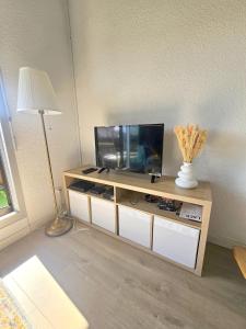 Μια τηλεόραση ή/και κέντρο ψυχαγωγίας στο Appartement front de mer avec balcon vue Océan !