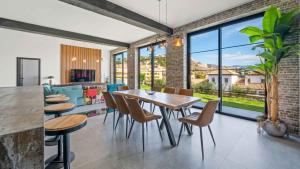 En balkon eller terrasse på Luxury 4 bed villa with pool and views