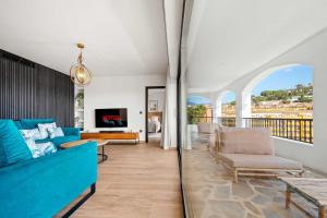 Et tv og/eller underholdning på Luxury 4 bed villa with pool and views