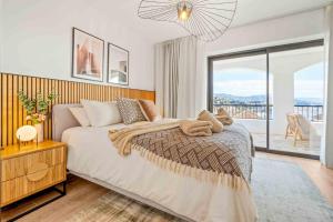 En eller flere senge i et værelse på Luxury 4 bed villa with pool and views + 24 billeder