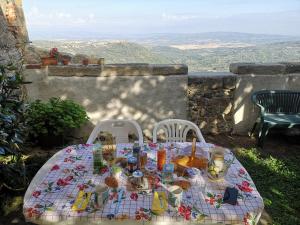 a table with food and drinks on top at Giardino Bellavista Casa Vacanze in Castel del Piano