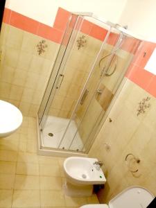a bathroom with a shower and a toilet and a sink at Giardino Bellavista Casa Vacanze in Castel del Piano