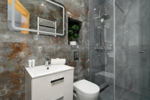 Kúpeľňa v ubytovaní Przytulne Studio Very Berry w Centrum Poznania by Noclegi Renters