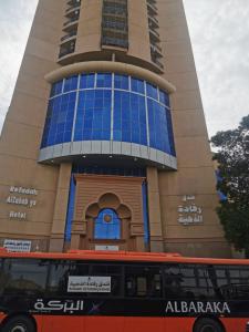 a bus parked in front of a building at فندق رفادة الذهبية in Miná
