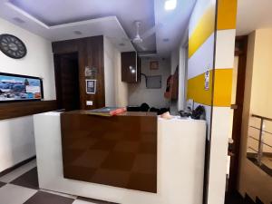 TV a/nebo společenská místnost v ubytování Sanjay Hotel + 12 fotografií