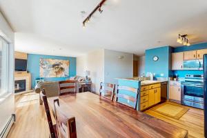 Una cocina y una sala de estar con mesa y sillas. en Watch Hill, en Silverthorne