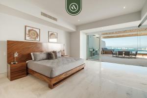 ein Schlafzimmer mit Bett und Blick auf das Meer in der Unterkunft Oceanview 3 BR Penthouse with Private Terrace - BBQ in Puerto Vallarta + 52 Fotos