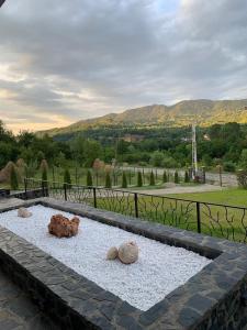 Nespecifikovaný výhled na hory nebo výhled na hory při pohledu z prázdninového domu