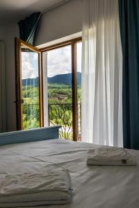 Postel nebo postele na pokoji v ubytování Pensiunea de Subcarpati