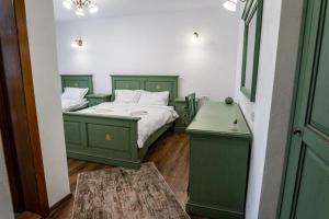 Postel nebo postele na pokoji v ubytování Pensiunea de Subcarpati