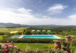 una finca con piscina y montañas de fondo en La Pieve di San Martino, en Colle Val D'Elsa