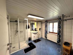 Koupelna v ubytování Ferienhaus TraunseeStrand + 37 fotografií
