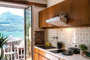 Η κουζίνα ή μικρή κουζίνα στο Am See Apartments