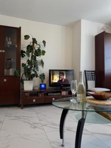 Televízia a/alebo spoločenská miestnosť v ubytovaní Apartament -Jak w domu- Czeladź 60m2 Centrum Katowic 10km