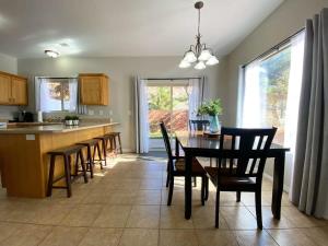 Η κουζίνα ή μικρή κουζίνα στο Family Friendly Townhome in Kanab Pool & Hot Tub