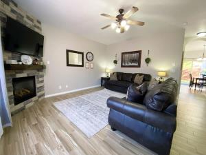 Χώρος καθιστικού στο Family Friendly Townhome in Kanab Pool & Hot Tub +56 φωτογραφίες