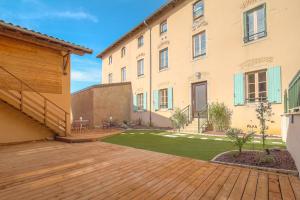 a courtyard with a wooden deck in a building at Wellin'Ars in Ars-sur-Formans