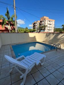 Bazén v ubytování Apartamento Garça Branca - Itaguá nebo v jeho okolí