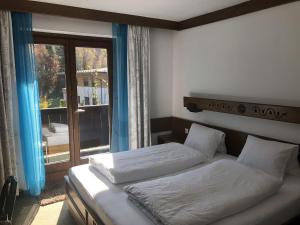 Postel nebo postele na pokoji v ubytování Gasthof Rösslhof