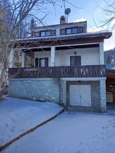 una casa con un garage nella neve di La cuccia di Elfo a Prali