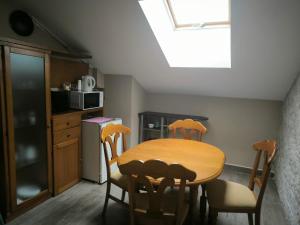 a kitchen with a wooden table and chairs in a room at Alojamiento independiente dentro de chalet 3er piso in Meco