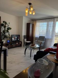 Televízia a/alebo spoločenská miestnosť v ubytovaní Apartament -Jak w domu- Czeladź 60m2 Centrum Katowic 10km + 24 fotografií