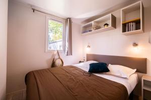 Postel nebo postele na pokoji v ubytování Camping Les Sables d Or - Maeva