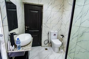 Roston Hotels的一间浴室