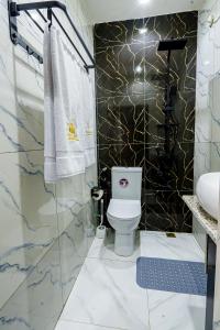 Roston Hotels的一间浴室