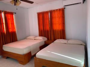 Postel nebo postele na pokoji v ubytování Apartamentos Rocky Cay Bay