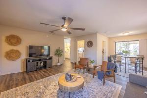 Televisyen dan/atau pusat hiburan di Sunny Sagebrush Stay - Suite