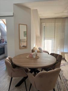 a dining room with a wooden table and chairs at ERBEX to in Dietzenbach