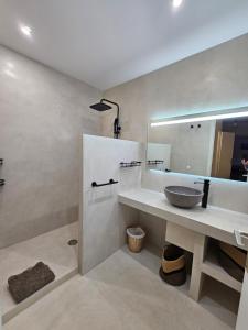 łazienka z umywalką i lustrem w obiekcie Appartement rénové indépendant avec garage au centre du village w mieście Saint-Florent +7 zdjęć