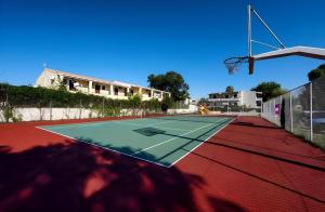 Tenis a/nebo squash v ubytování Corfu Acharavi Hotel nebo okolí