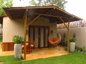 AcaraúCasa Namolmar的露台的凉亭,配有桌椅