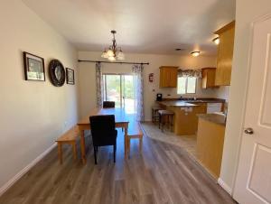 Η κουζίνα ή μικρή κουζίνα στο Pet Friendly Family Home for Southern Utah Adventures