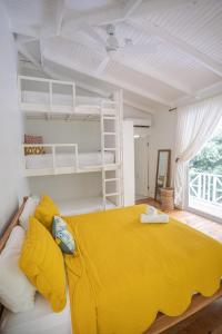 ein Schlafzimmer mit einem gelben Bett mit einer gelben Decke in der Unterkunft El Oasis-Beachfront paradise in Manzanillo