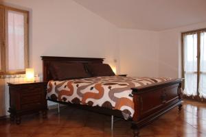 レヴァントにあるLa Casa di Veraのベッドルーム1室(ベッド1台、ナイトスタンド、ベッドサイド付)