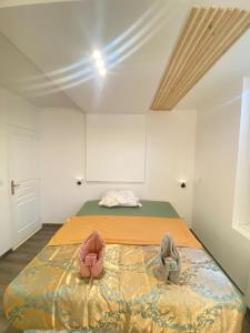 ein Schlafzimmer mit einem Bett, auf dem zwei Taschen liegen in der Unterkunft Big, very bright house in Beauvais