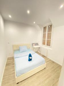 ein Schlafzimmer mit einem Bett in einem Zimmer mit einem Fenster in der Unterkunft Big, very bright house in Beauvais