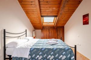 Un dormitorio con una cama con techo de madera. en Sunflower near the center with Private Parking, en Perugia