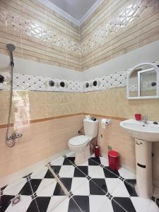 un baño con inodoro y lavabo en Sara Apartment Parking free, en Chefchaouen 3 fotos más